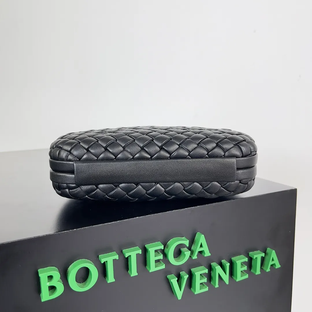 Batch 1860 BV Knot | The classic return of the evening bag. Original leather ➕ Stainless steel hardware ➕ 24k real gold plating ➕ Fully handmade. Those who know the history of our brand should have heard that the knot is a story of Bottega Veneta, and it is also one of the more important design elements. Matthieu Blazy's work this season sublimates Knot's classics, with a new knot design and a woven shoulder strap, plus Fouland Intreccio's weaving technology, adding some fashion to the retro and nostalgic feel of the past. Style number: 717622 Size: 20.5*6*12.5